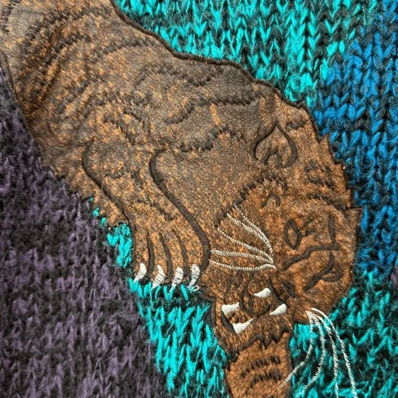 KOMANI Men's Sweater 80s Embroidered Leather Tiger Patch Crew Neck Knit Medium Crewneck